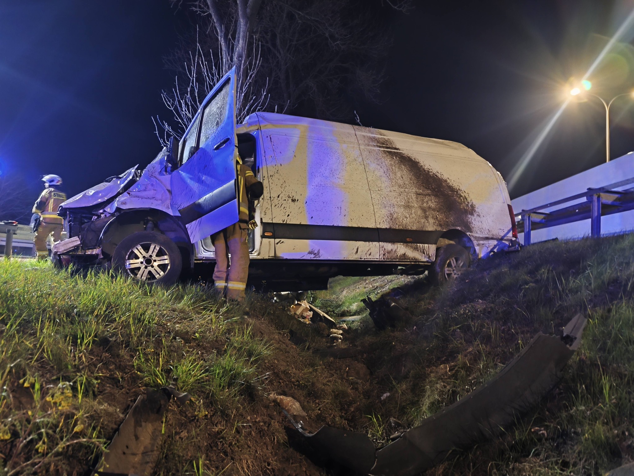 Dramatyczna noc w Karpinie. Rozbity bus w rowie, służby w akcji o świcie