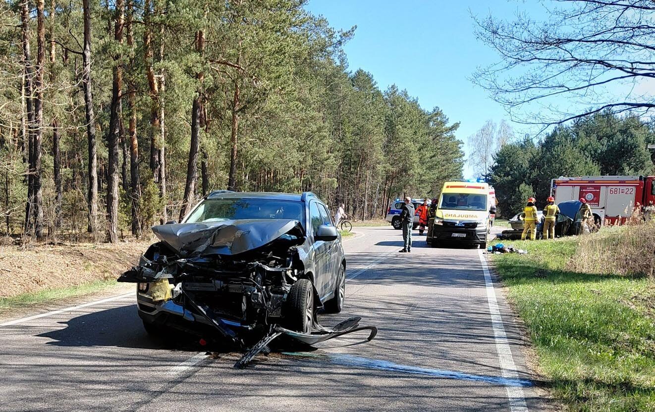 Groźny wypadek na skrzyżowaniu na Łysobyki – rozbite auta i pilna akcja ratunkowa