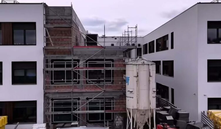 Trwa rozbudowa Szkoły Podstawowej nr 4 w Markach. Powstanie nowa przestrzeń dla ponad 300 uczniów