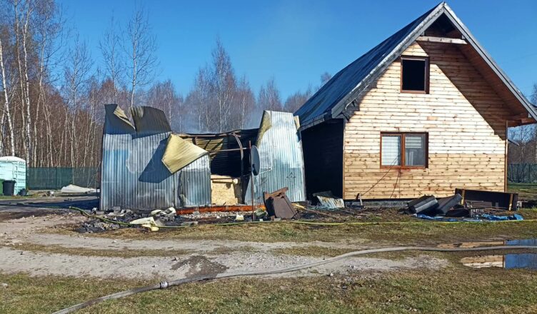 Ogień strawił garaż i zagroził domowi! Dramatyczna akcja strażaków w Rżyskach