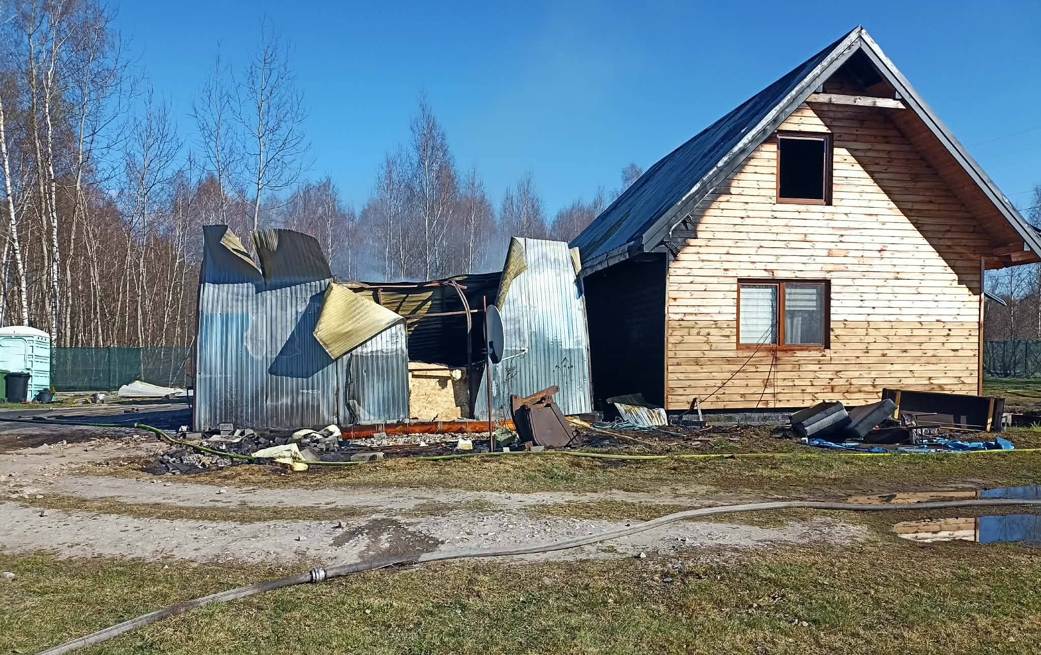 Ogień strawił garaż i zagroził domowi! Dramatyczna akcja strażaków w Rżyskach