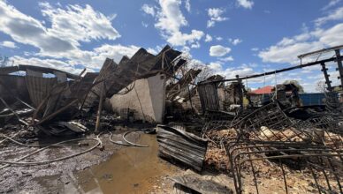 Ogień pochłonął magazyn i pojazdy! Wielka akcja gaśnicza w Słupnie.