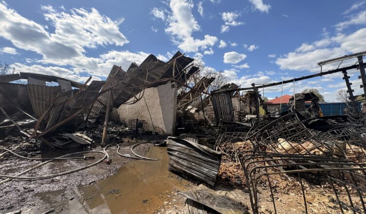 Ogień pochłonął magazyn i pojazdy! Wielka akcja gaśnicza w Słupnie.
