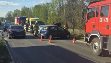 Poranny wypadek w Ząbkach. Zderzenie aut sparaliżowało ruch na ul. Wolności