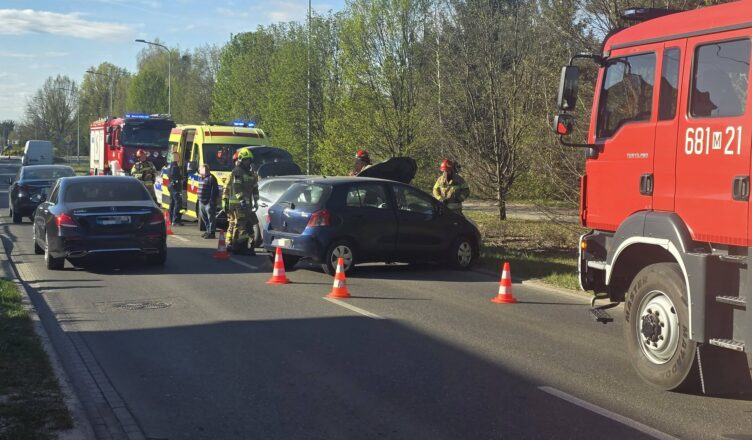 Poranny wypadek w Ząbkach. Zderzenie aut sparaliżowało ruch na ul. Wolności