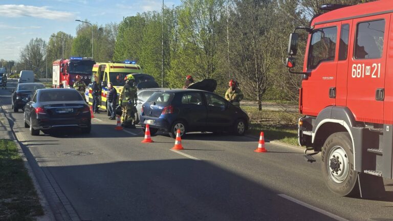 Poranny wypadek w Ząbkach. Zderzenie aut sparaliżowało ruch na ul. Wolności