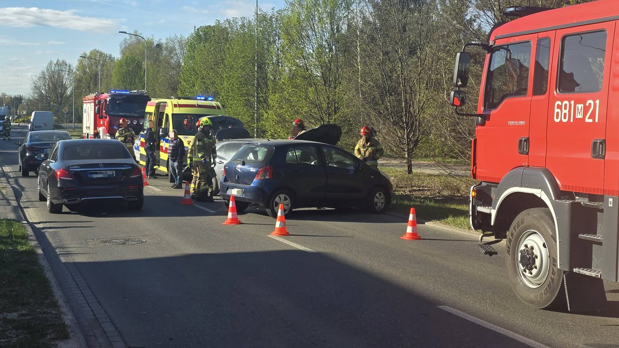 Poranny wypadek w Ząbkach. Zderzenie aut sparaliżowało ruch na ul. Wolności