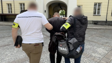 Samochody rozbierali na części, które następnie trafiały do Gruzji. W Kobyłce policjanci zatrzymali cztery osoby