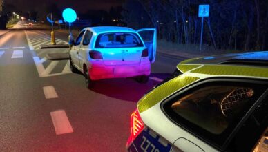 Wjechał w znak drogowy, bo był pijany i go nie zauważył, później próbował przekupić policjantów