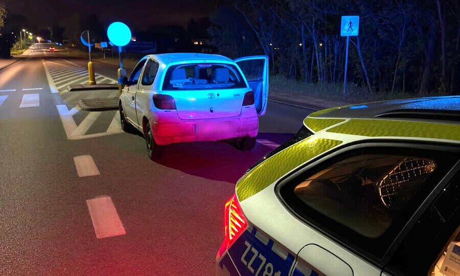 Wjechał w znak drogowy, bo był pijany i go nie zauważył, później próbował przekupić policjantów