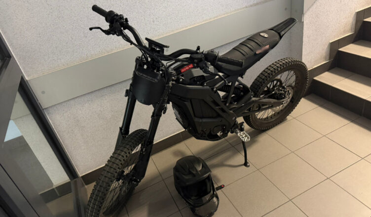 Uderzył motorowerem w policjanta i próbował uciec. 17-latek zatrzymany