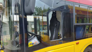 Agresywny pasażer uszkodził autobus i znieważył policjantów – usłyszał zarzuty
