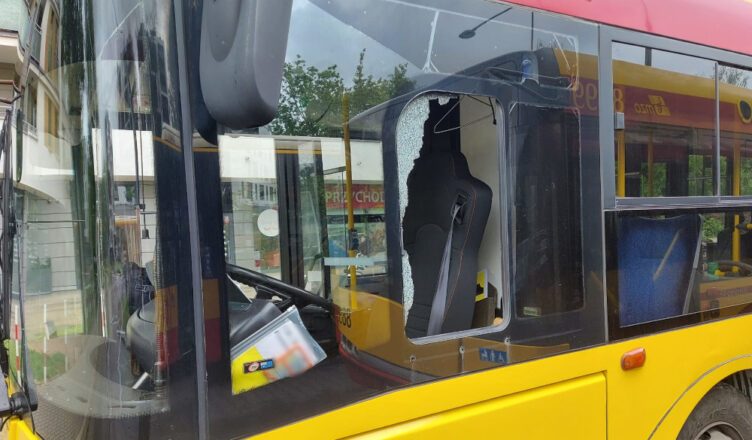 Agresywny pasażer uszkodził autobus i znieważył policjantów – usłyszał zarzuty