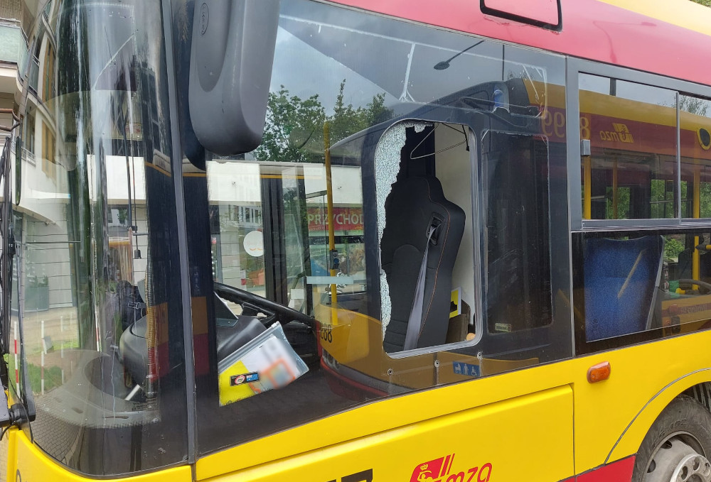 Agresywny pasażer uszkodził autobus i znieważył policjantów – usłyszał zarzuty