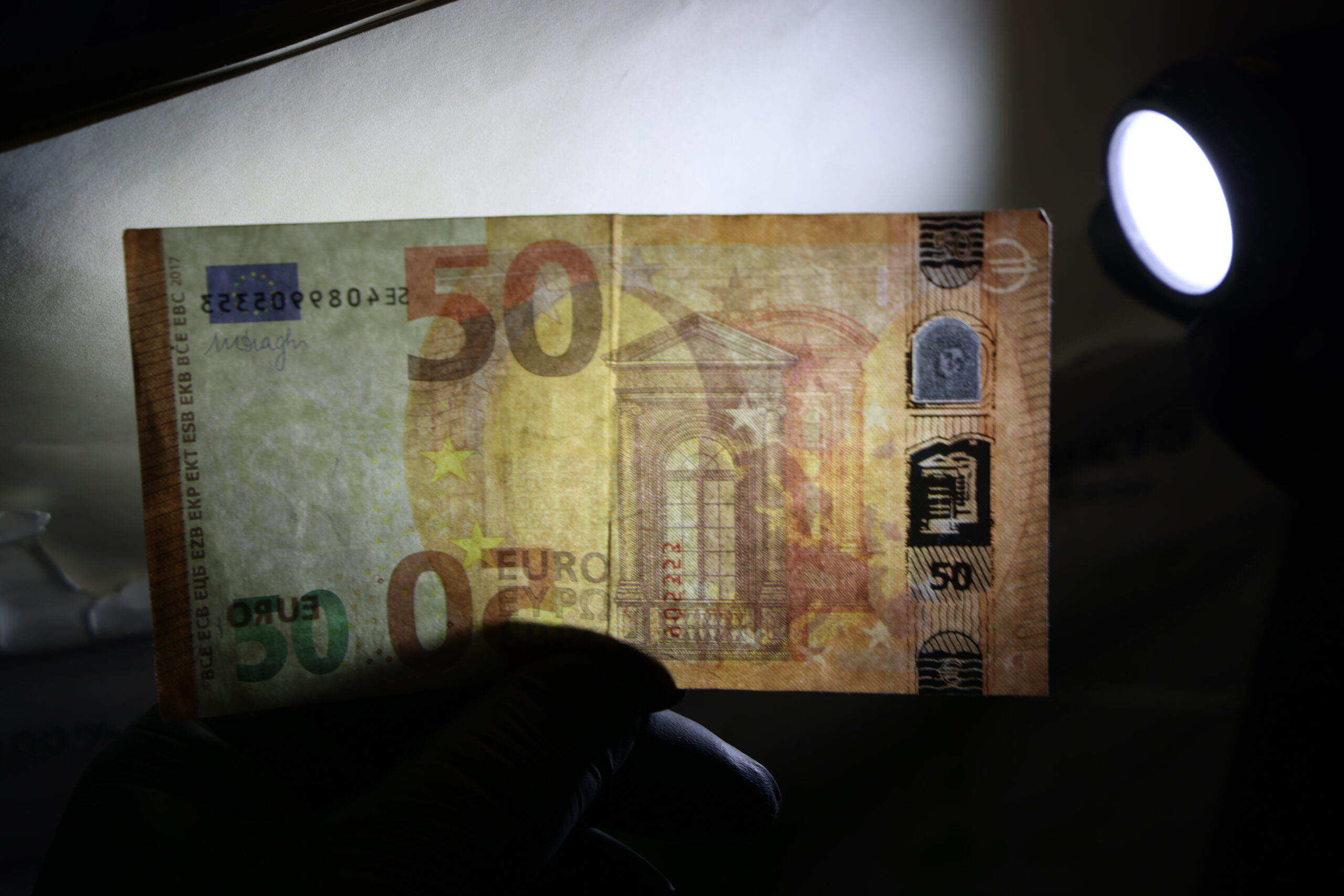 Rozbita fabryka fałszywych euro. ABW udaremniła operację wartą setki milionów