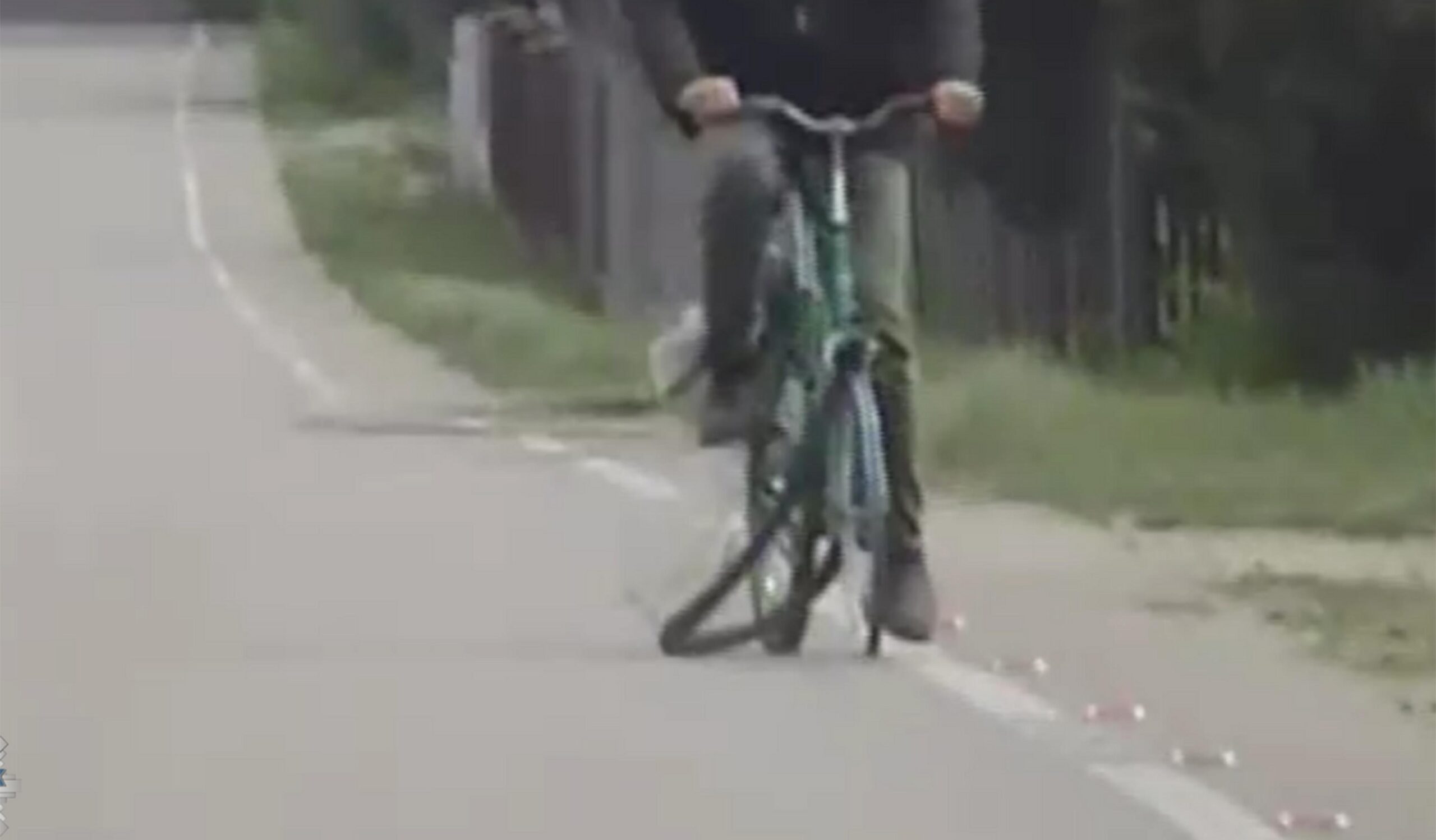 Jechał po alkoholu… na samej feldze i pod prąd! Niebezpieczny rajd rowerzysty przerwany przez policję