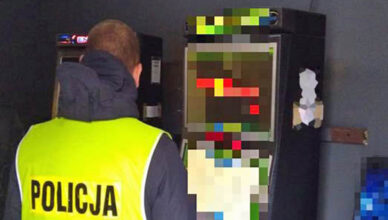 Nielegalne automaty zabezpieczone przez policjantów
