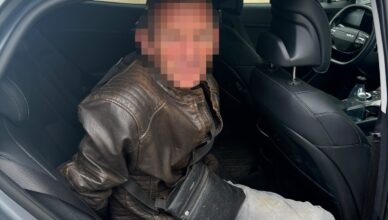 Włamał się do garażu i toporkiem rozbijał ścianę