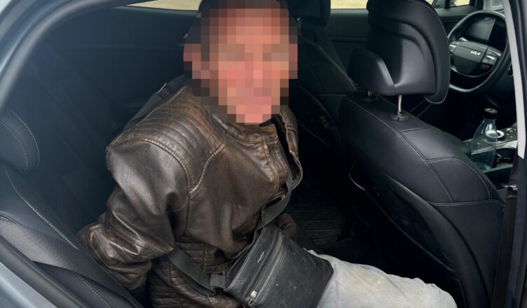 Włamał się do garażu i toporkiem rozbijał ścianę