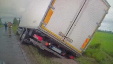 Nietrzeźwy kierowca ciężarówki stracił panowanie nad pojazdem - policjanci zatrzymali mu prawo jazdy wszystkich kategorii