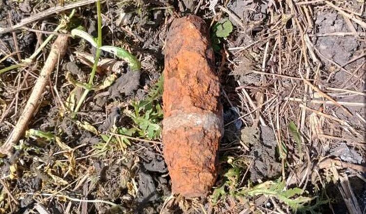 Pocisk artyleryjski odnaleziony podczas prac ogrodowych