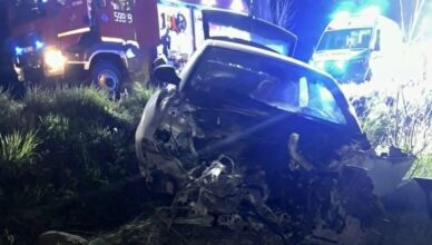 Tragiczny wypadek w Obrębie. 30-latek zginął po uderzeniu w drzewo