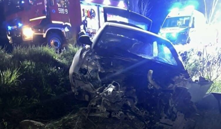 Tragiczny wypadek w Obrębie. 30-latek zginął po uderzeniu w drzewo