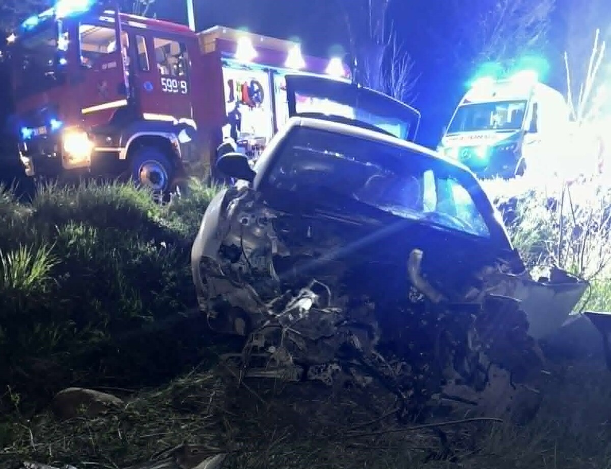 Tragiczny wypadek w Obrębie. 30-latek zginął po uderzeniu w drzewo