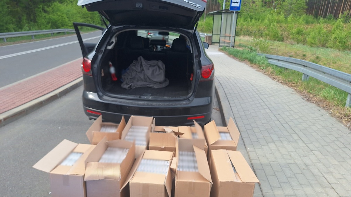 Przewozili papierosy bez polskich znaków akcyzy. Zostali zatrzymani przez policjantów