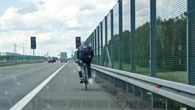 Rowerzysta jechał drogą ekspresową - niebezpieczne zachowanie przerwali policjanci