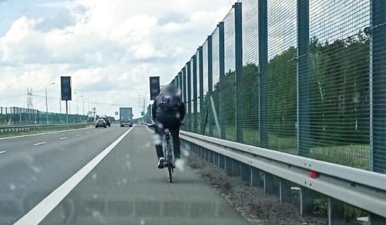 Rowerzysta jechał drogą ekspresową - niebezpieczne zachowanie przerwali policjanci