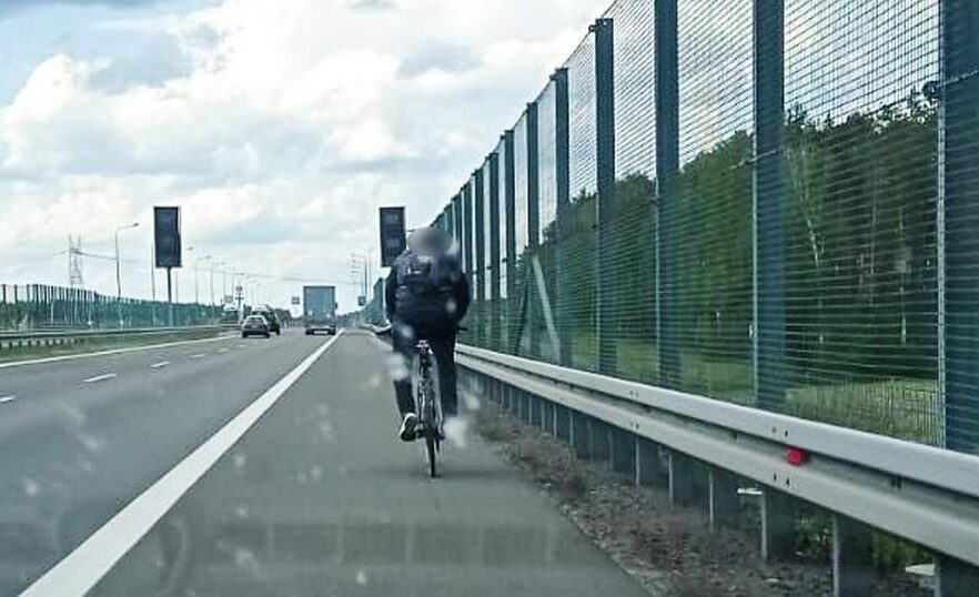 Rowerzysta jechał drogą ekspresową - niebezpieczne zachowanie przerwali policjanci