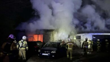 Nocny pożar warsztatu. Płomienie i kłęby dymu nad Zawiszynem – trwała dramatyczna akcja gaśnicza
