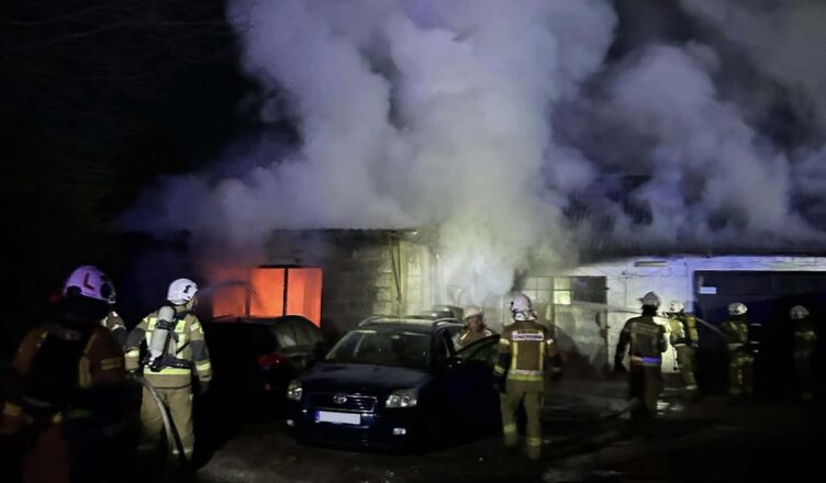 Nocny pożar warsztatu. Płomienie i kłęby dymu nad Zawiszynem – trwała dramatyczna akcja gaśnicza
