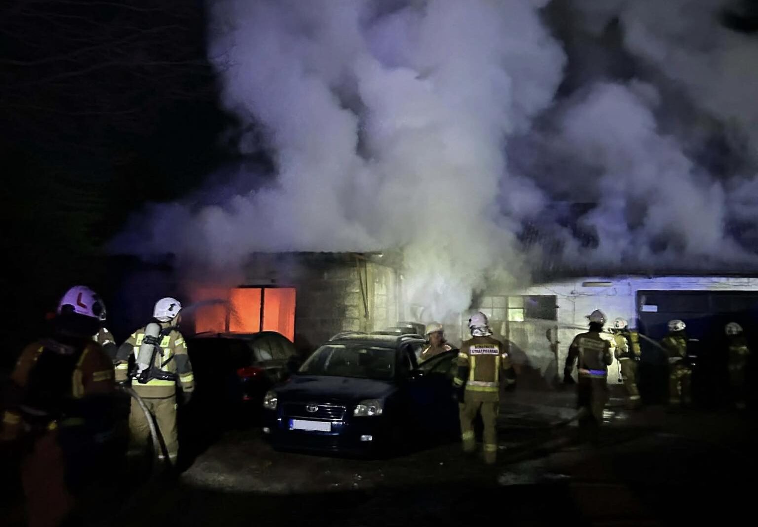 Nocny pożar warsztatu. Płomienie i kłęby dymu nad Zawiszynem – trwała dramatyczna akcja gaśnicza
