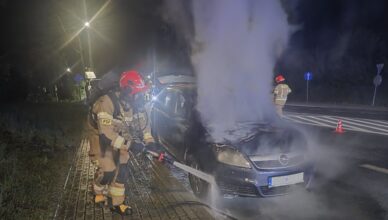 Nocny pożar auta w Nowym Dworze Mazowieckim! Płomienie i kłęby dymu na ulicy