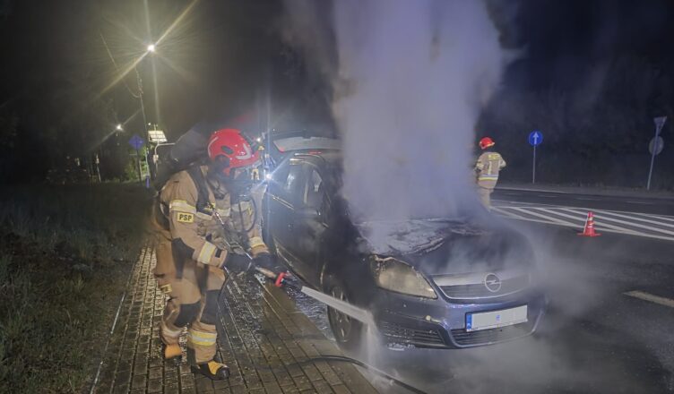 Nocny pożar auta w Nowym Dworze Mazowieckim! Płomienie i kłęby dymu na ulicy