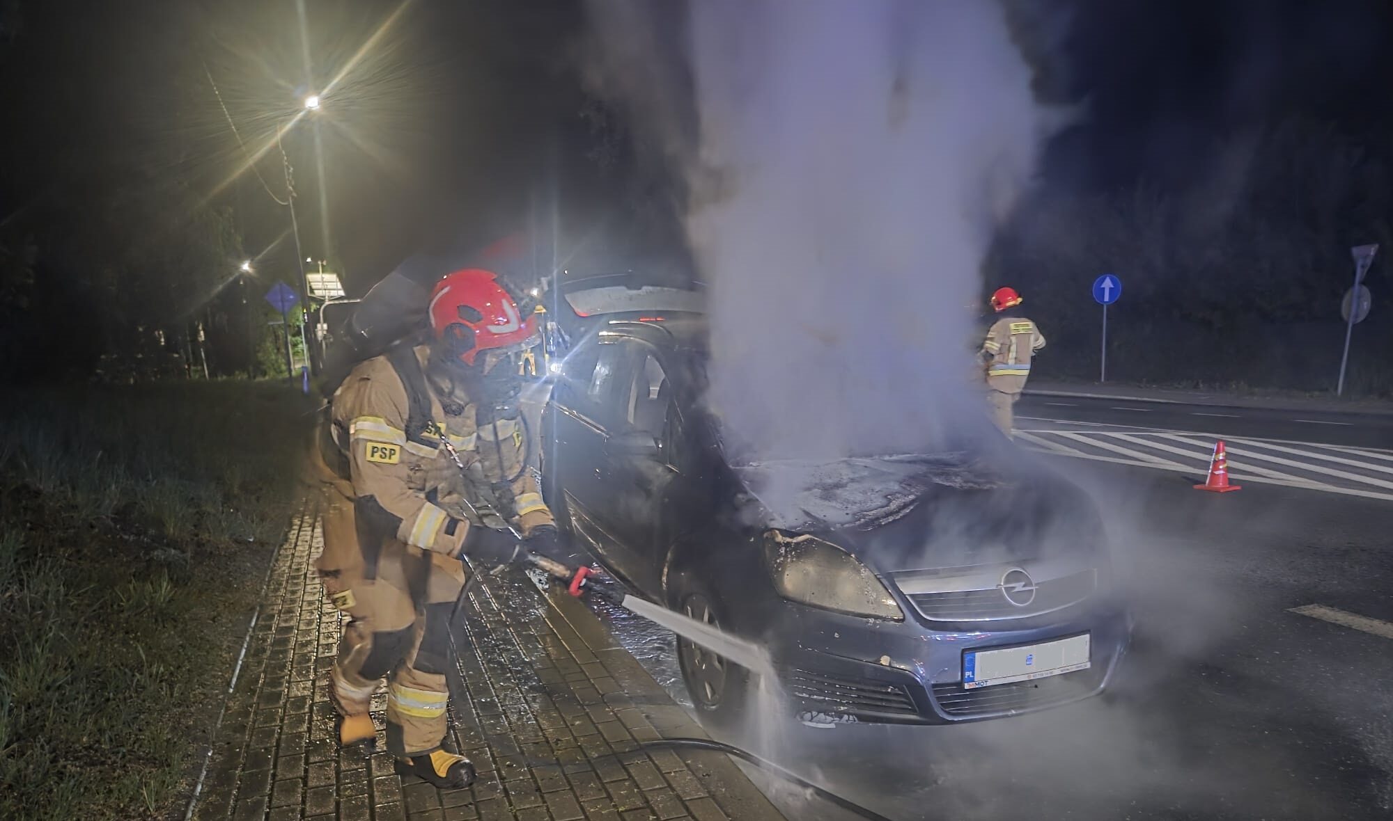 Nocny pożar auta w Nowym Dworze Mazowieckim! Płomienie i kłęby dymu na ulicy