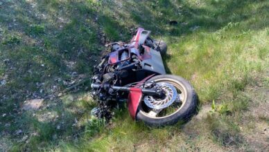 Motocykl roztrzaskany, dwie osoby ranne. Dramat na drodze wojewódzkiej 577