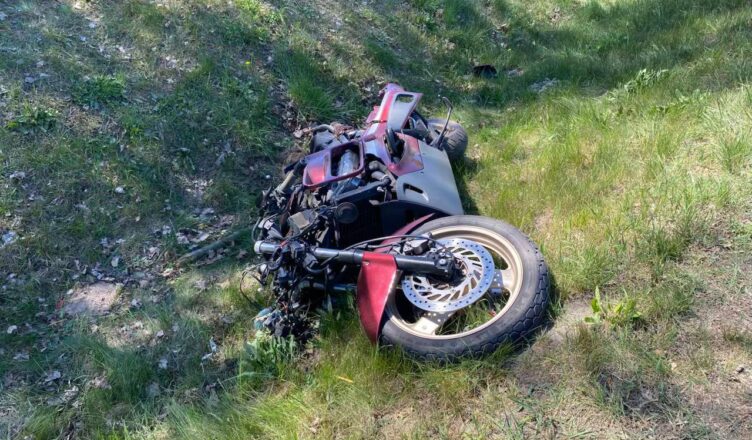 Motocykl roztrzaskany, dwie osoby ranne. Dramat na drodze wojewódzkiej 577