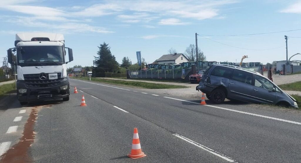 Groźne zderzenie na DK2 w Zbuczynie. Osobówka staranowana przez ciężarówkę – jedna osoba w szpitalu