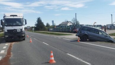 Groźne zderzenie na DK2 w Zbuczynie. Osobówka staranowana przez ciężarówkę – jedna osoba w szpitalu