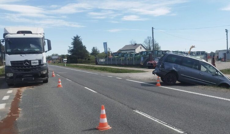 Groźne zderzenie na DK2 w Zbuczynie. Osobówka staranowana przez ciężarówkę – jedna osoba w szpitalu