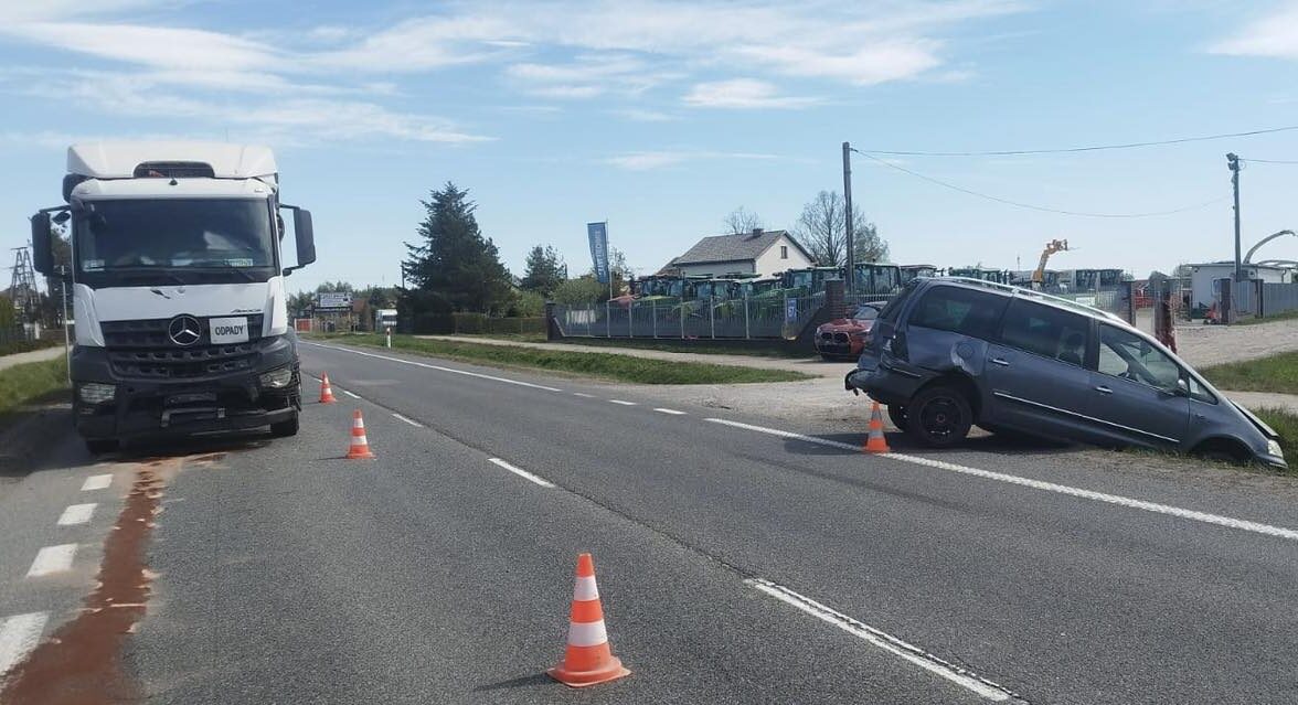 Groźne zderzenie na DK2 w Zbuczynie. Osobówka staranowana przez ciężarówkę – jedna osoba w szpitalu