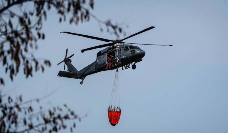 Ogromny pożar lasu na terenie powiatu wołomińskiego. Do akcji ruszyły dziesiątki strażaków, samoloty i wojskowy Black Hawk