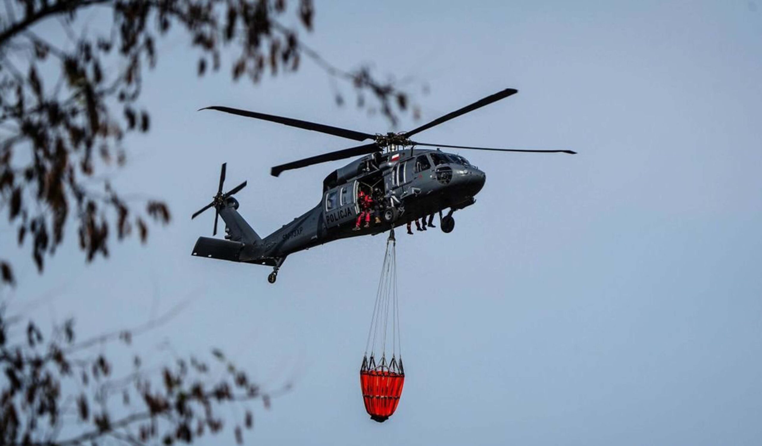 Ogromny pożar lasu na terenie powiatu wołomińskiego. Do akcji ruszyły dziesiątki strażaków, samoloty i wojskowy Black Hawk