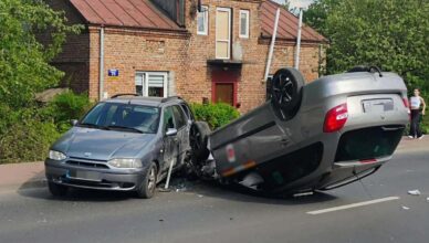 Dachowanie w centrum Nieporętu! Dramatyczny wypadek dwóch aut – służby w akcji