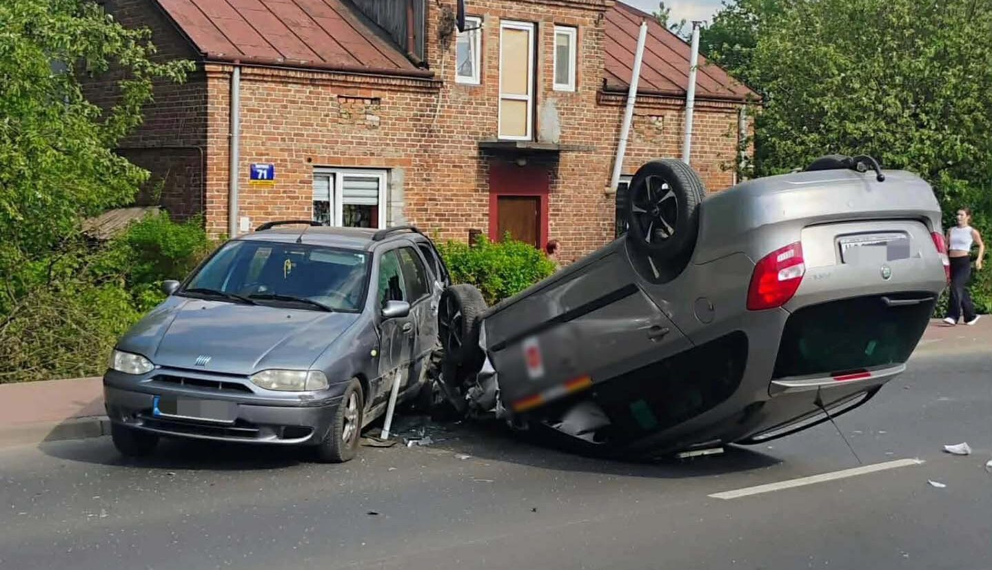Dachowanie w centrum Nieporętu! Dramatyczny wypadek dwóch aut – służby w akcji