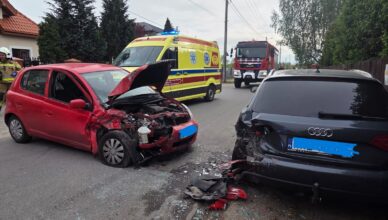 Groźne zderzenie pod Nowym Dworem Mazowieckim. Rozbite auta, na miejscu służby ratunkowe