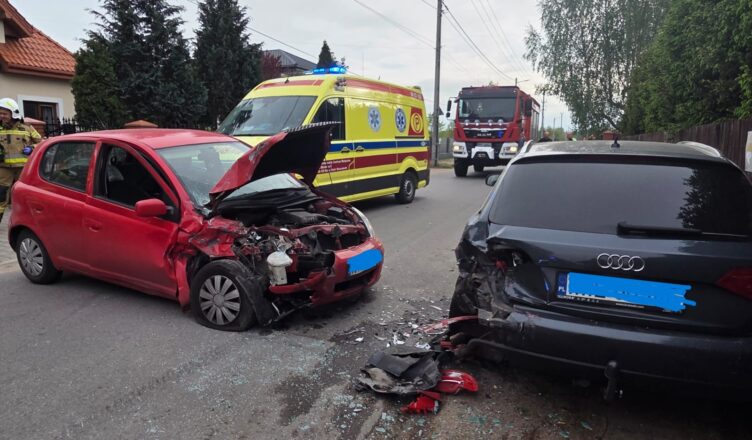 Groźne zderzenie pod Nowym Dworem Mazowieckim. Rozbite auta, na miejscu służby ratunkowe
